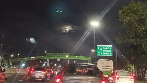 en el cielo se logran ver algunas luces verdes que se cree pueden ser un ONVI