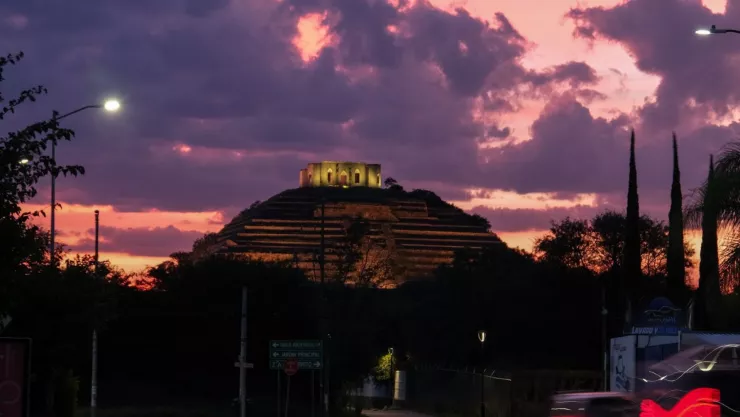 rutas de qrobús que pasan por la pirámide del pueblito.jpg