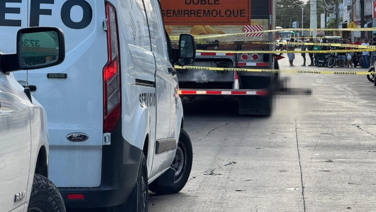 Discutió con su amigo en plena avenida y lo EMPUJÓ justo cuando pasaba un camión; hoy ya no está con nosotros