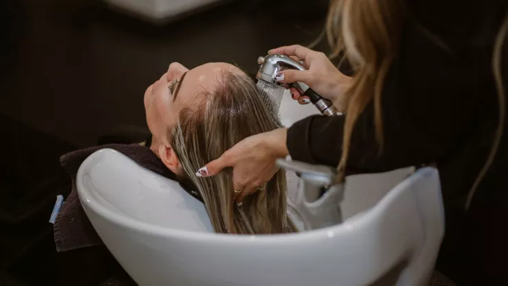 &iquest;Cu&aacute;l es la frecuencia correcta para lavar el cabello? Expertos responden