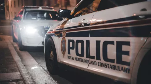 VIDEO IMPACTANTE: Fugitivo muere atropellado durante persecución policiaca en California