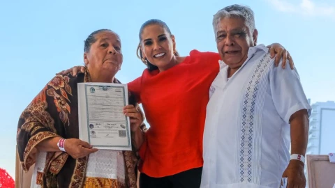 ¡Dieron el sí! Tras 56 años de relación, Óscar y Deia se casaron en las Bodas Colectivas 2026 en Cancún