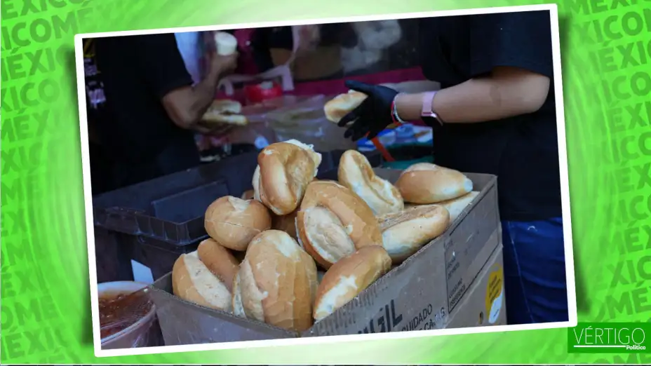 Bolillos, un pan tradicional mexicano en un puesto callejero.