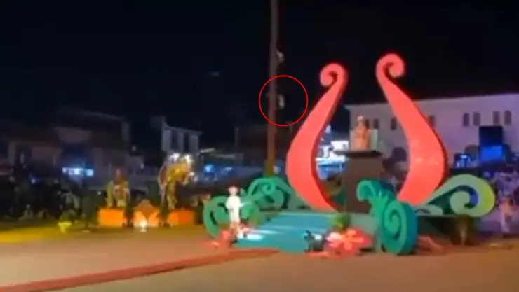 VIDEO Momento en que voladora de Papantla cae 15 metros y muere