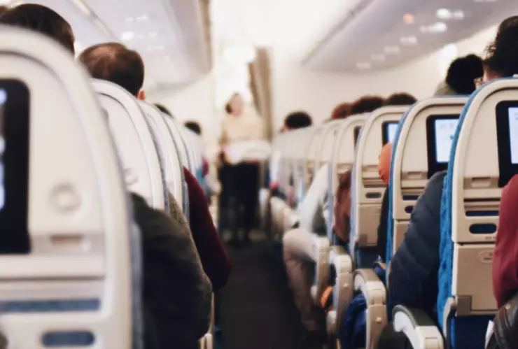 ¡Era su primera vez! Mujer abre la puerta de emergencia de un avión pensando que era el baño; esto pasó