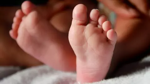 Madre puso alcohol en el biberón de su bebé para que no llorara