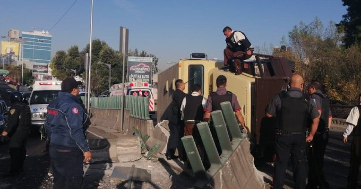 Vuelca camioneta de valores sobre Río San Joaquín