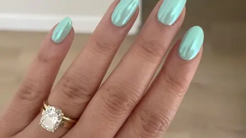 Cómo llevar las uñas aguamarina para lucir elegante en verano 2026