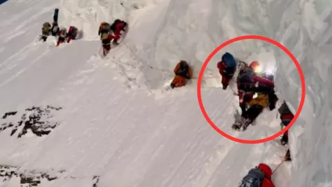 VIDEO Montañista muere en el Himalaya, pasan sobre su cuerpo