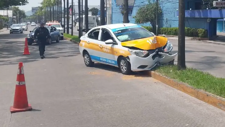 Fuerte choque en carretera de Veracruz; así quedó el taxi