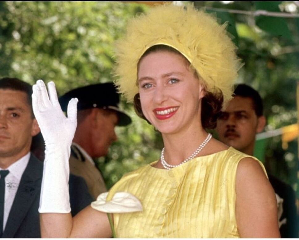 Princesa margarita en vestido y sombrero amarillos