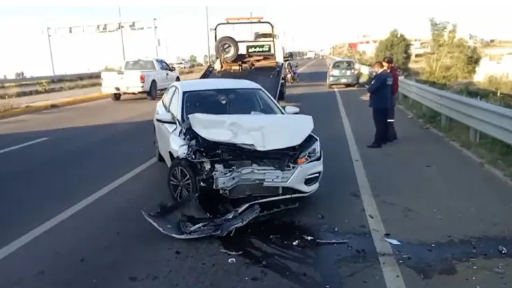 VIDEO: Auto sufrió choque contra el muro de contención en el Periférico Ecológico de Puebla hoy; hay cierre de carriles