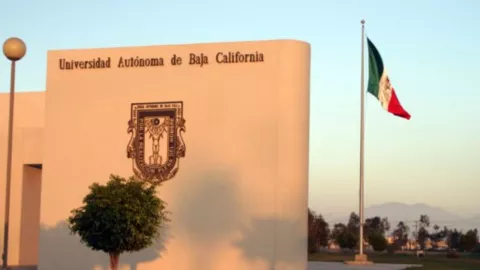 Evacúan a más de 2 mil alumnos de la UABC en Tijuana por amenaza de bomba