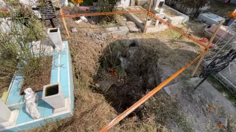 Familias encuentran tumbas profanadas en panteón de Iztacalco durante Día de Muertos
