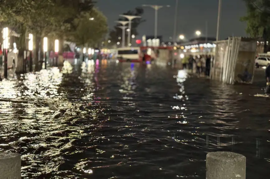 Inundación en Indios Verdes por fuertes lluvias en CDMX