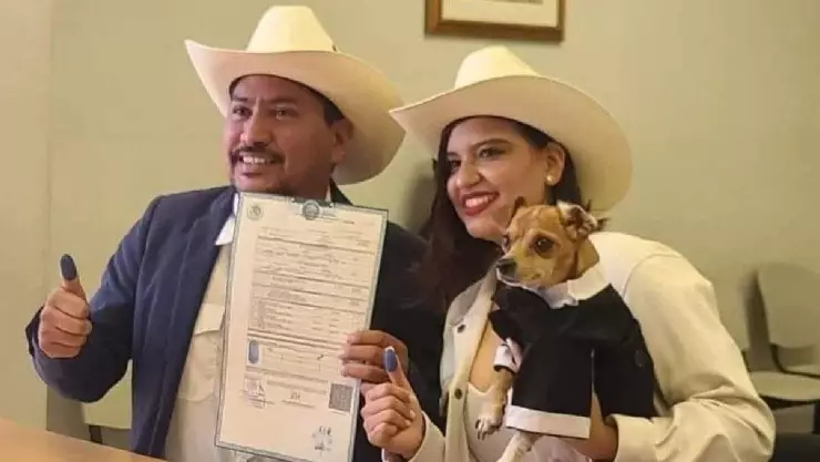 FOTOS Perrito firma como testigo en la boda civil de sus dueños y se viraliza