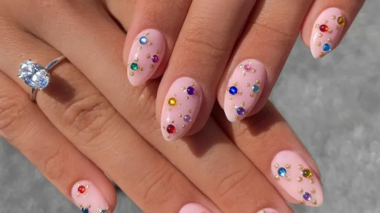 uñas con piedras de colores Semana Santa 2026