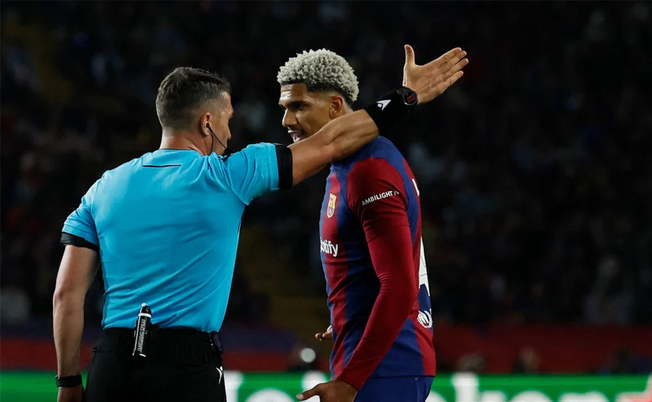 Ronald Araujo expulsado ante el PSG