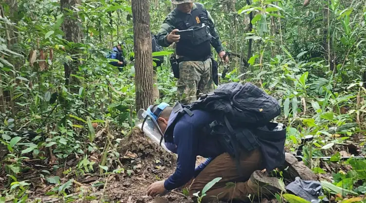 Soldados tailandeses inspeccion un área fronteriza con Camboya.