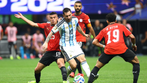 Messi entre tres egipcios