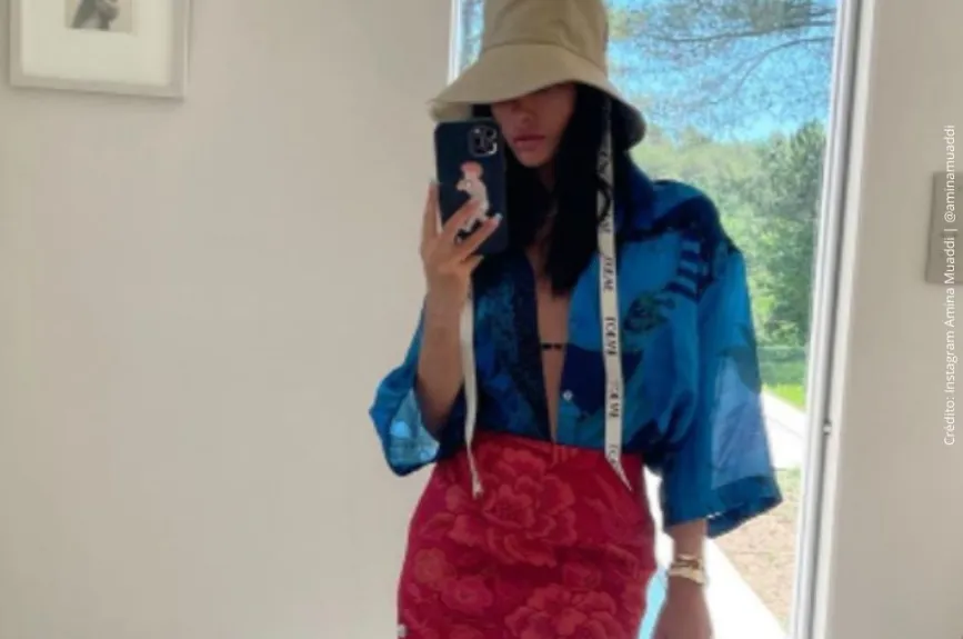 Amina Muaddi con gorro..jpg