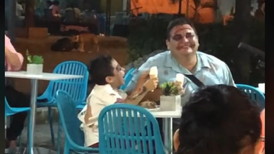 captan a padre e hijo comiendo helado