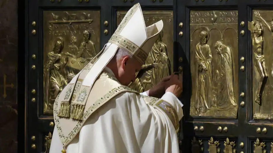 León XIV cierra la Puerta Santa de la basílica de San Pedro.