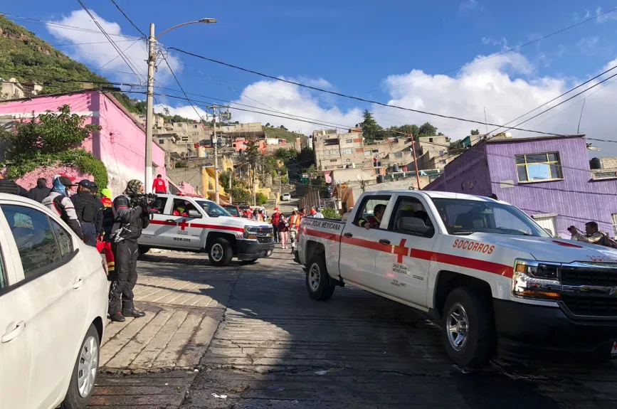 Rescatistas continúan en las labores de búsqueda y remoción de escombros en la zona afectada por el deslave del cerro del Chiquihuite.