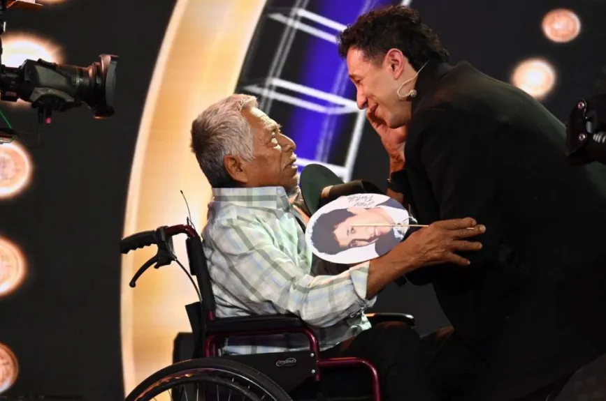 Después de su conmovedora presentación de “Cien años”, Jessy Portillo recibió una visita especialmente significativa: la de su abuelo, una figura clave en su vida y en la búsqueda de sus sueños. La presencia de su abuelo, que siempre ha sido una fuente de inspiración y apoyo para él, añadió un toque emocional profundo a la noche. Este encuentro no solo fortaleció el vínculo entre ellos, sino que también reforzó la determinación de Jessy para seguir persiguiendo sus metas en La Academia 2024.