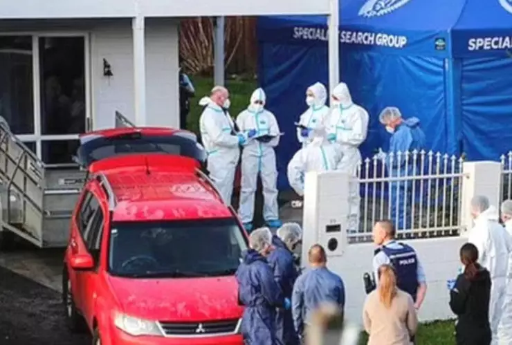 Familia compra una maleta en línea, recibe los restos de dos niños