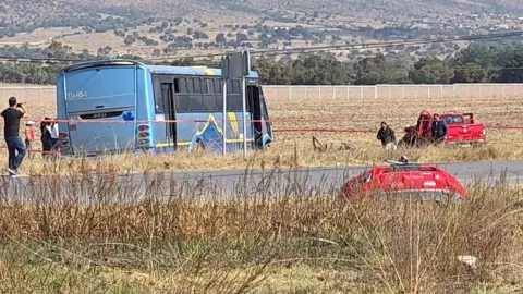 Mujer murió tras accidente contra microbús sobre la carretera Tlaxco-Apan en Tlaxcala hoy: No hay paso