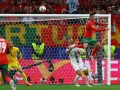 Cristiano Ronaldo se eleva para rematar un centro, pero no logra alcanzar el esférico.jpg