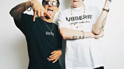 Peso Pluma junto al reguetonero mexicano, Yng Lvcas, intérpretes de “La Bebé", canción número 3 del mundo actualmente