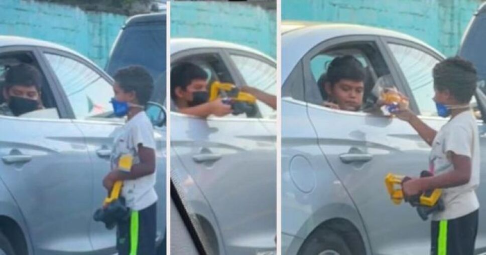 Niño regala su juguete a otro menor limpiaparabrisas y se hacen amigos