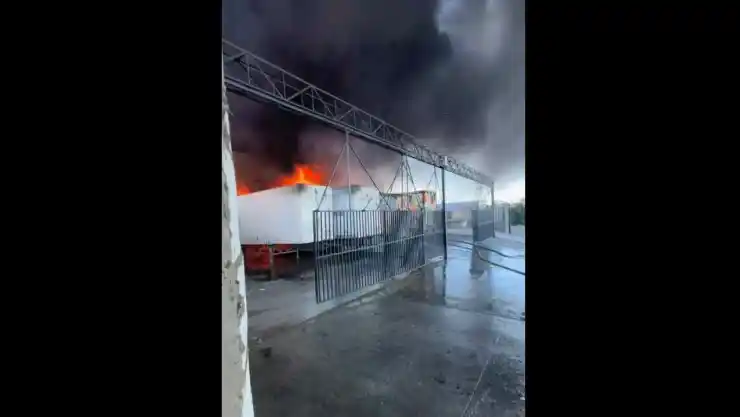 Alerta en la frontera_ Explosiones y denso humo por incendio de fábrica de plásticos.jpg