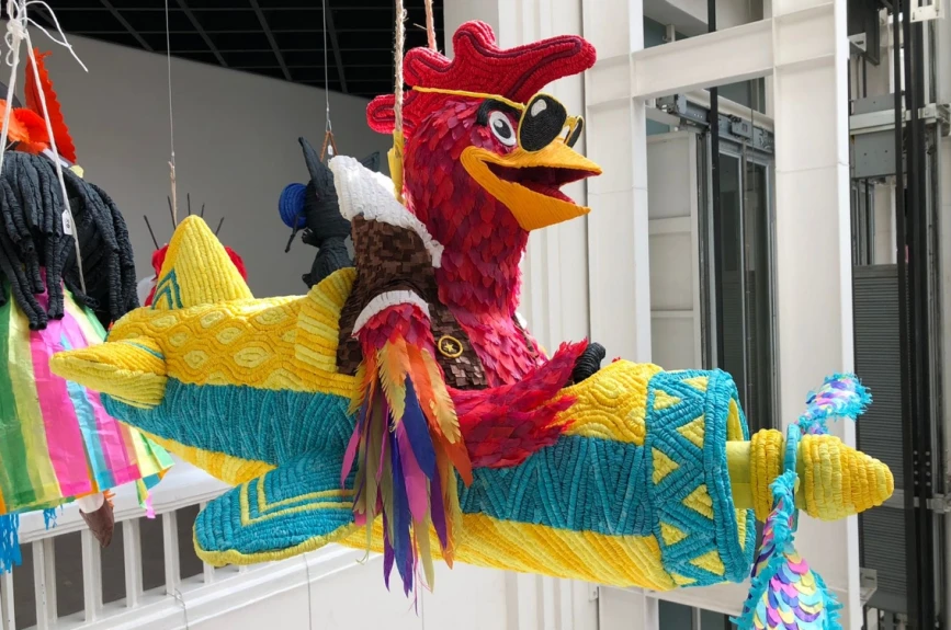 Las piñatas del museo no se rompen, ellas se van volando.