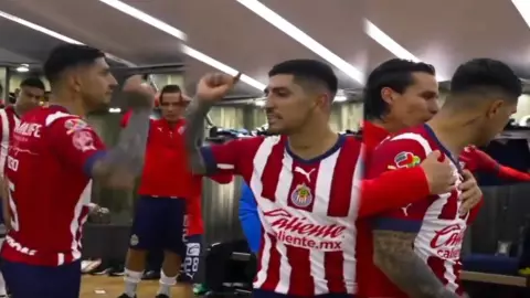 Pocho Guzmán con su discurso en el vestuario de Chivas