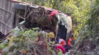 Choque entre tráiler y autobus en Oaxaca.jpg