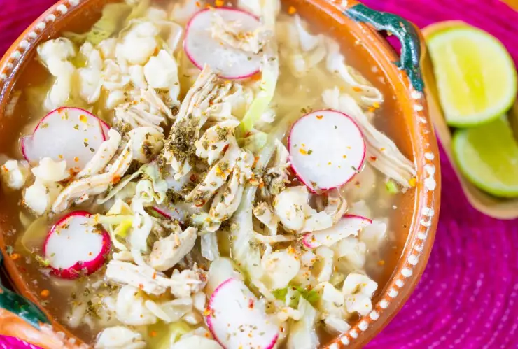 Pare celebrar la Independencia de México, te compartimos esta receta de pozole blanco