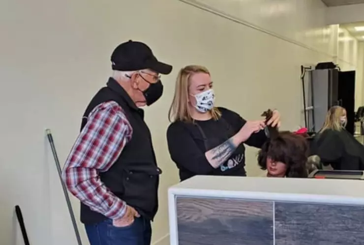 Abuelito, escuela de belleza, esposa.jpg