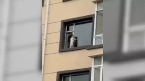 VIDEO_ Una niña camina por fachada de un edificio en Adeje, Tenerife