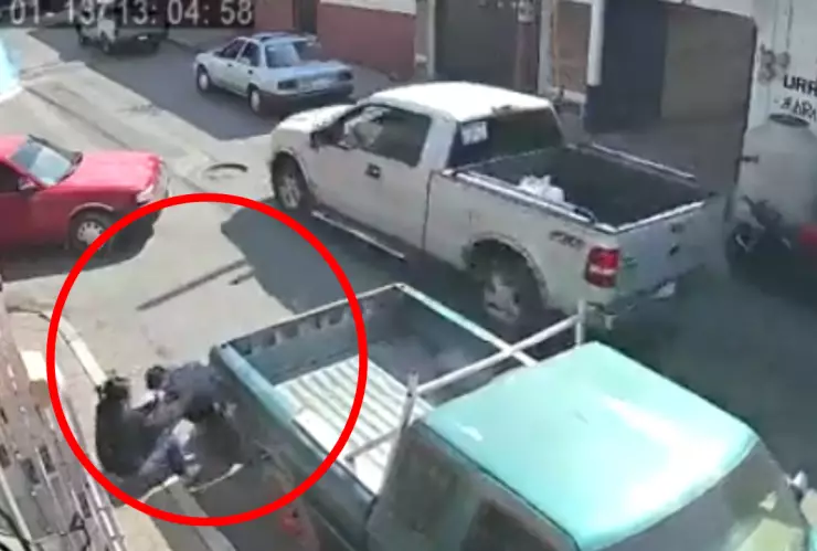 video mujer somete a asaltante