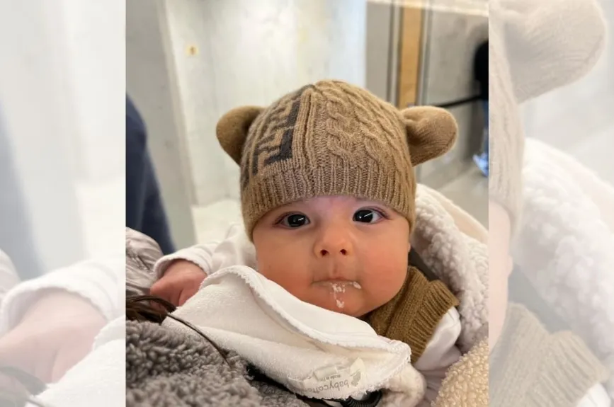 Inti con gorro, hija de Nodal y Cazzu.jpg