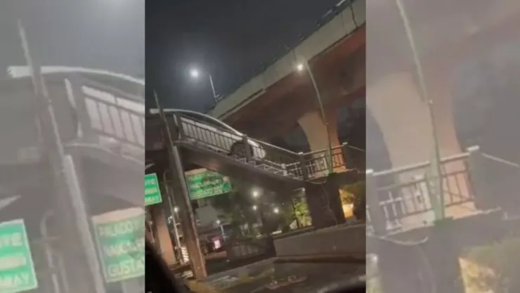 Vehículo se queda atorado en un puente peatonal de Periférico Norte