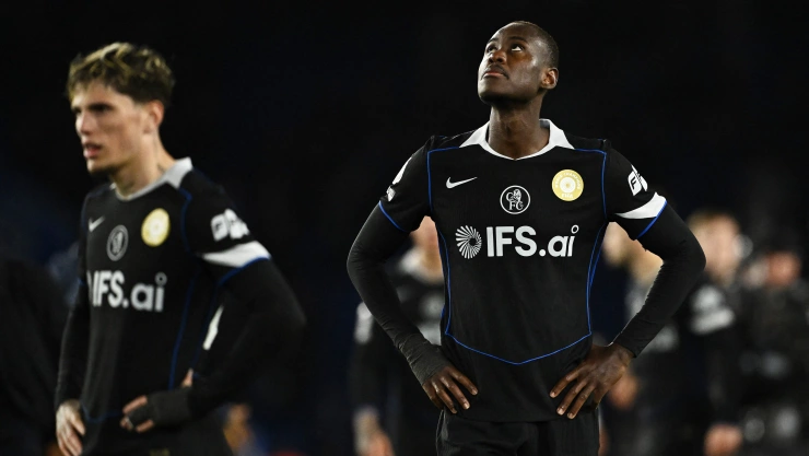 Jugadores del Chelsea se lamentan tras la derrota ante el Brighton