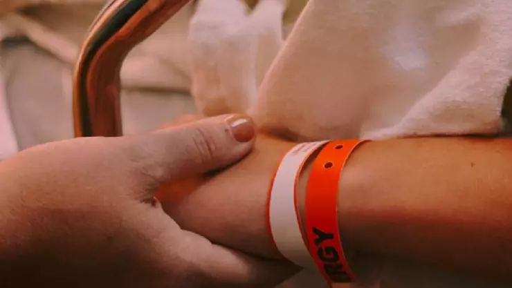 Adolescente con cáncer revela a hermano que morirá