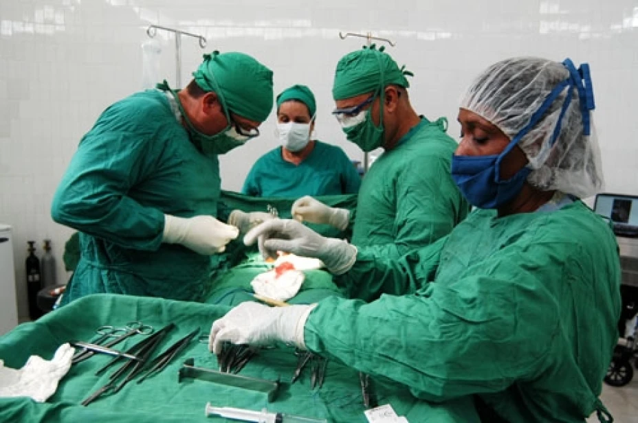 Un hombre originario de Tabasco acudió a una cirugía de próstata y terminó con los intestinos perforados.