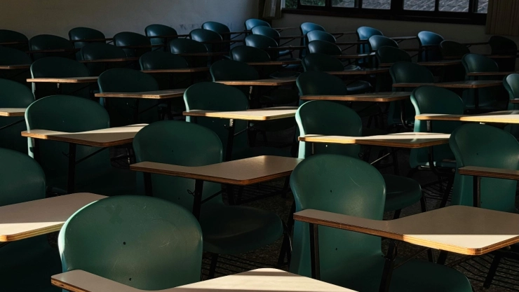 Detienen a falso psicólogo tras ingresar a secundaria de Mérida, violentar a alumnos y agredir a agentes