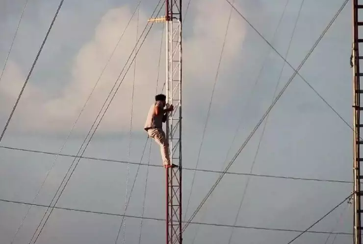 VIDEO_ Hombre trepa torre de control en Chetumal, bomberos llegan al lugar