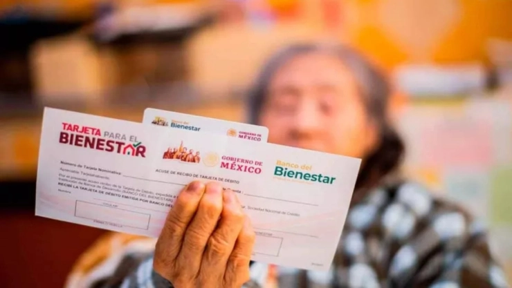 Mujer enseñando su tarjeta del bienestar